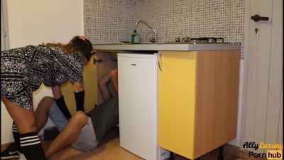 Ragazza Italiana Curiosa col Tubo dell’Idraulico